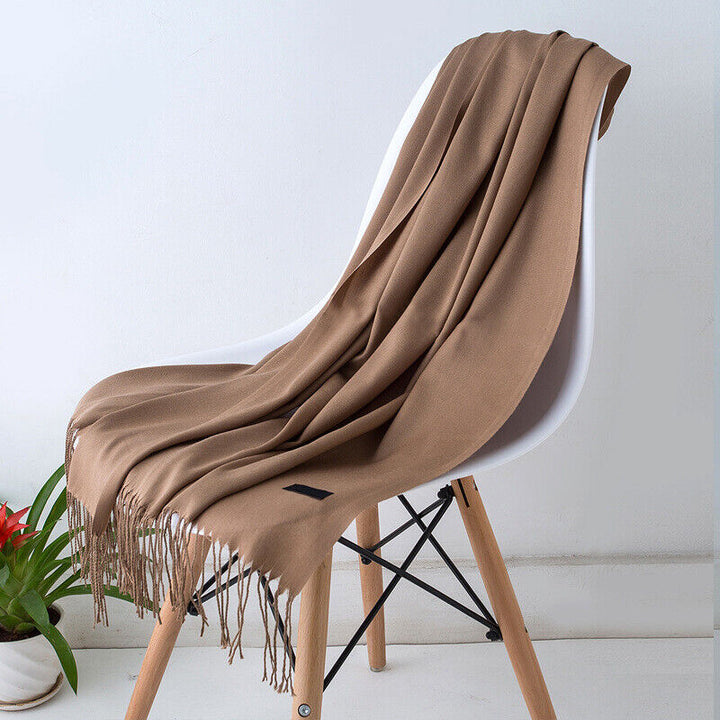 Comfortabele kasjmier sjaal met kwastjes in een elegant winterdesign, ideaal voor koude dagen en als stijlvol damesaccessoire.