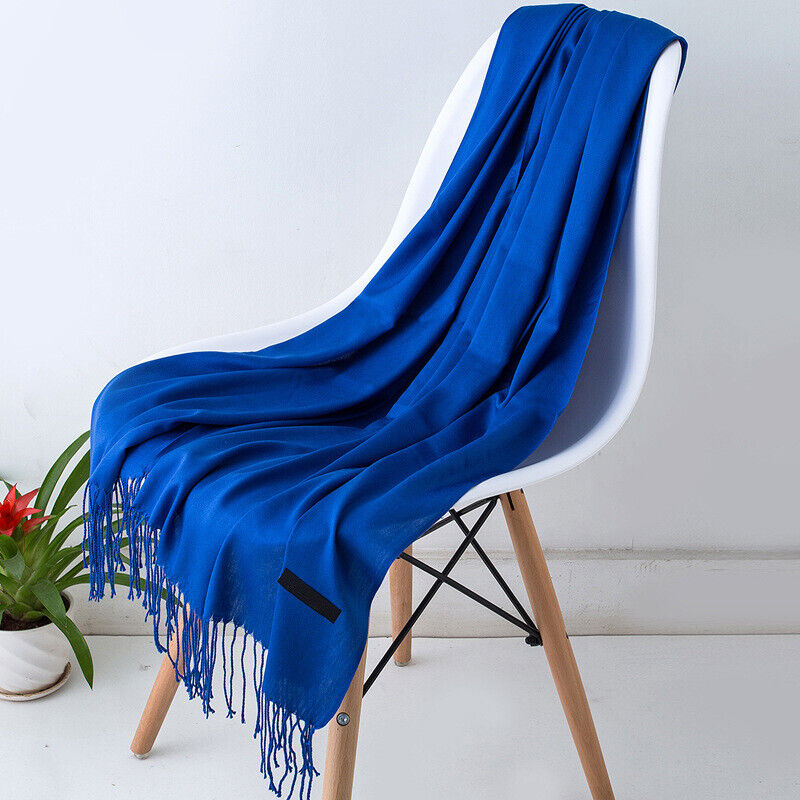 Comfortabele kasjmier sjaal met kwastjes in een elegant winterdesign, ideaal voor koude dagen en als stijlvol damesaccessoire.