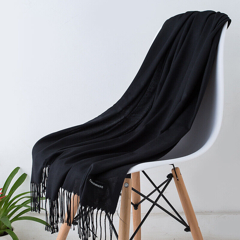 Comfortabele kasjmier sjaal met kwastjes in een elegant winterdesign, ideaal voor koude dagen en als stijlvol damesaccessoire.