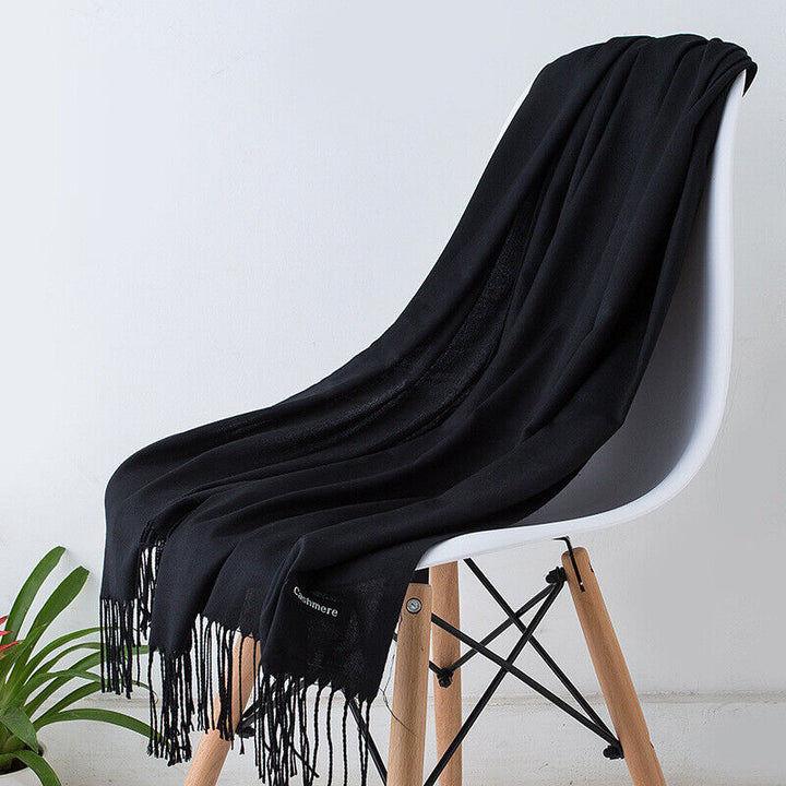 Comfortabele kasjmier sjaal met kwastjes in een elegant winterdesign, ideaal voor koude dagen en als stijlvol damesaccessoire.