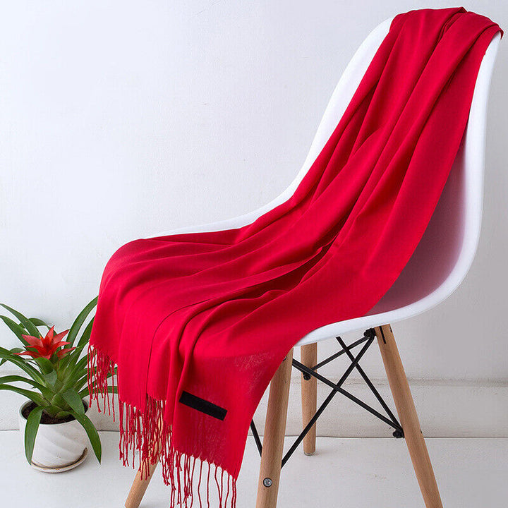 Comfortabele kasjmier sjaal met kwastjes in een elegant winterdesign, ideaal voor koude dagen en als stijlvol damesaccessoire.