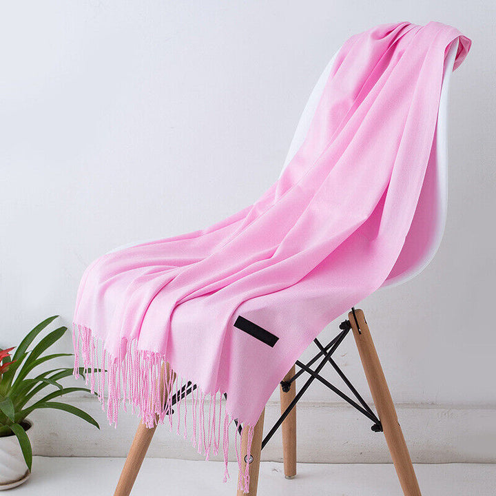 Comfortabele kasjmier sjaal met kwastjes in een elegant winterdesign, ideaal voor koude dagen en als stijlvol damesaccessoire.