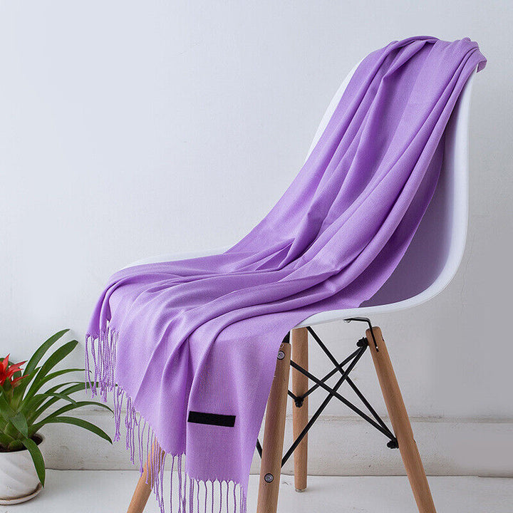 Comfortabele kasjmier sjaal met kwastjes in een elegant winterdesign, ideaal voor koude dagen en als stijlvol damesaccessoire.