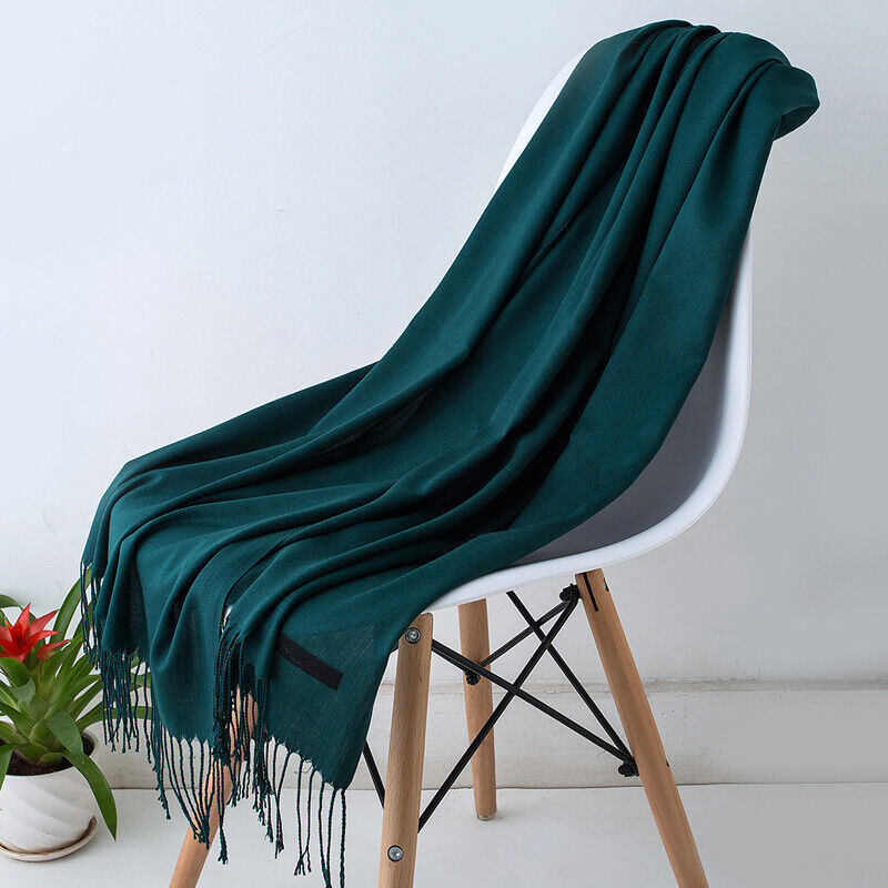 Comfortabele kasjmier sjaal met kwastjes in een elegant winterdesign, ideaal voor koude dagen en als stijlvol damesaccessoire.