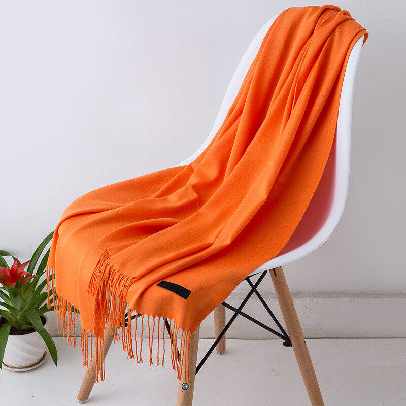 Comfortabele kasjmier sjaal met kwastjes in een elegant winterdesign, ideaal voor koude dagen en als stijlvol damesaccessoire.