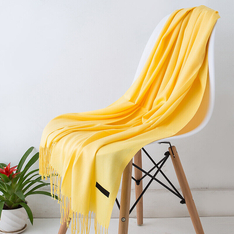 Comfortabele kasjmier sjaal met kwastjes in een elegant winterdesign, ideaal voor koude dagen en als stijlvol damesaccessoire.