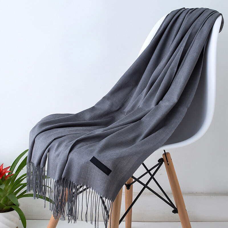 Comfortabele kasjmier sjaal met kwastjes in een elegant winterdesign, ideaal voor koude dagen en als stijlvol damesaccessoire.