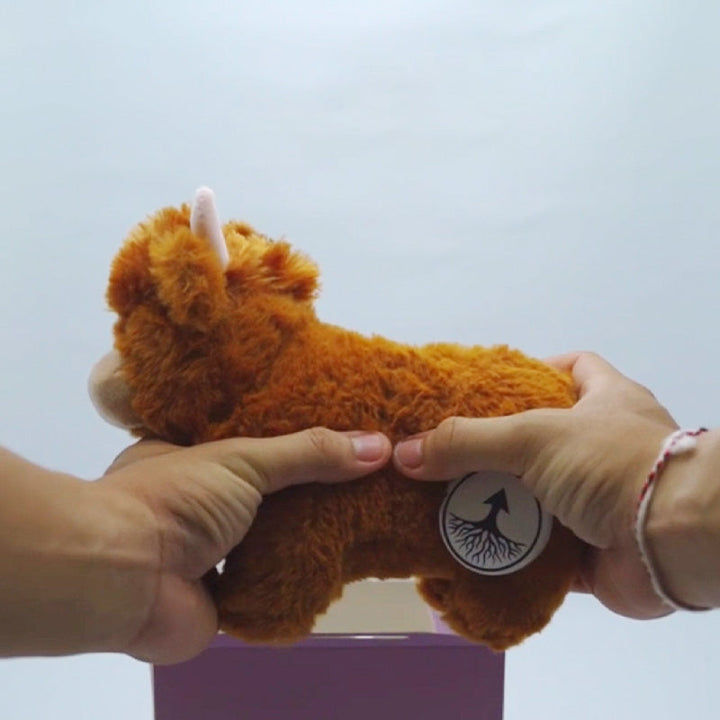 Knuffelig Hoogland koe pluche dier met realistische details voor decoratie en cadeau-ideeën, ideaal voor kinderkamers.
