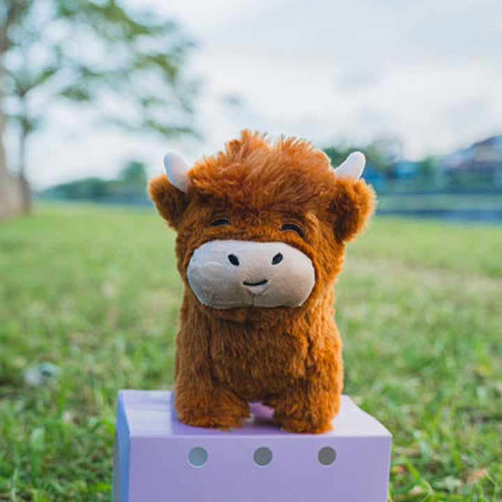 Knuffelig Hoogland koe pluche dier met realistische details voor decoratie en cadeau-ideeën, ideaal voor kinderkamers.
