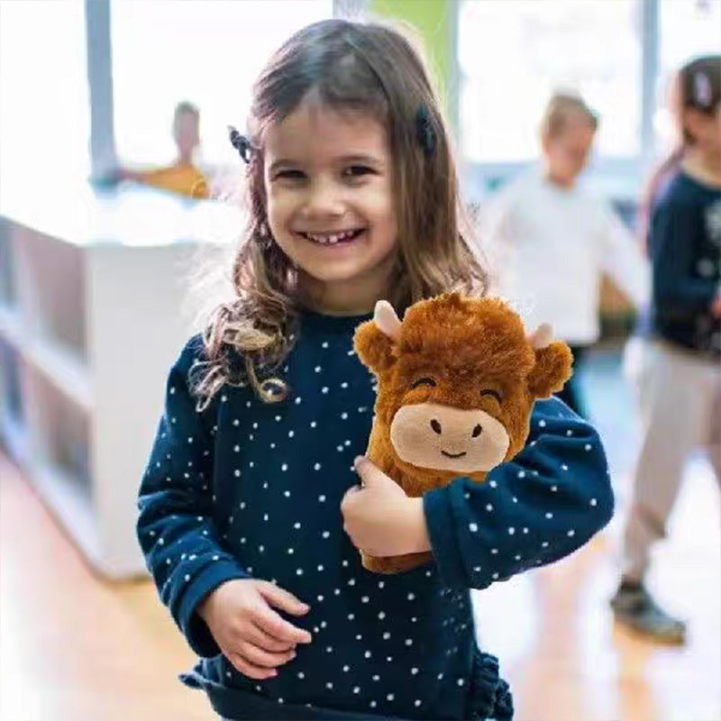 Knuffelig Hoogland koe pluche dier met realistische details voor decoratie en cadeau-ideeën, ideaal voor kinderkamers.