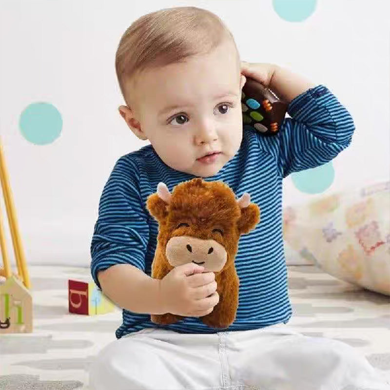 Knuffelig Hoogland koe pluche dier met realistische details voor decoratie en cadeau-ideeën, ideaal voor kinderkamers.