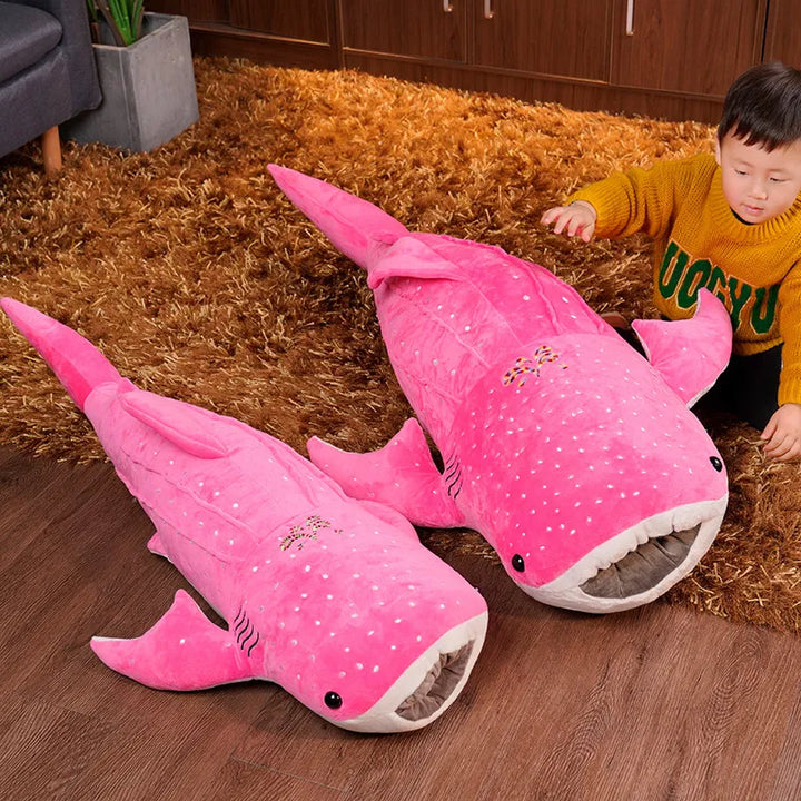 Set van drie walvishaai knuffels in verschillende kleuren (blauw, grijs, roze), ideaal om te verzamelen of te matchen.