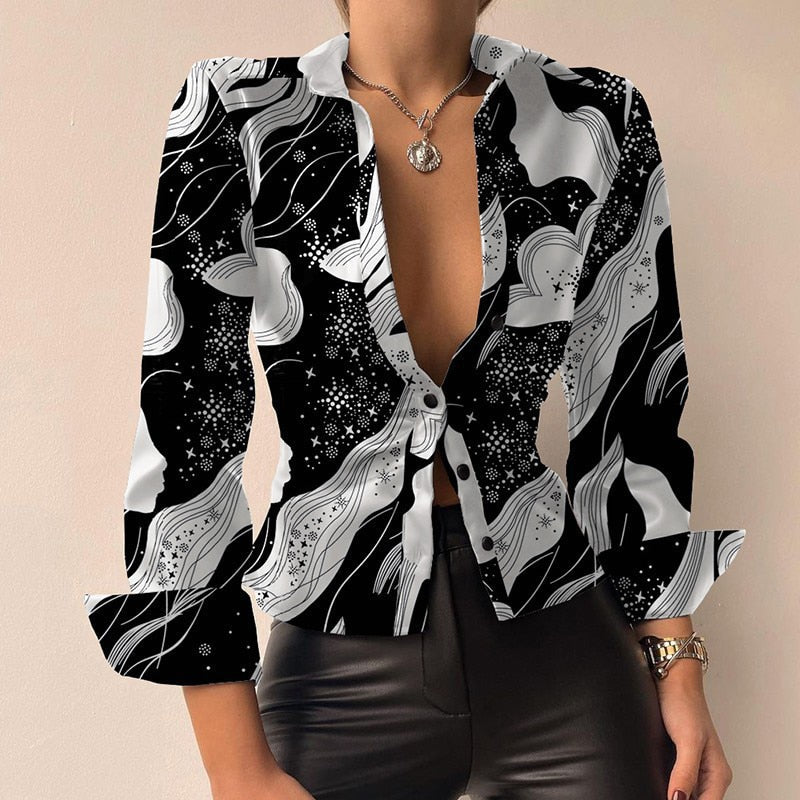 Detailopname van de stof en pasvorm van de longsleeve top voor dames