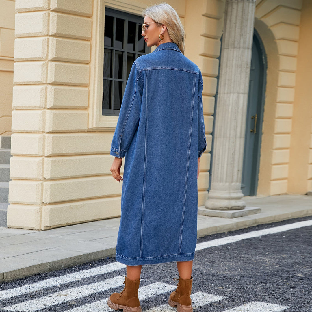 Details van de lange blauwe spijkerjas voor vrouwen, klassieke snit en comfortabel