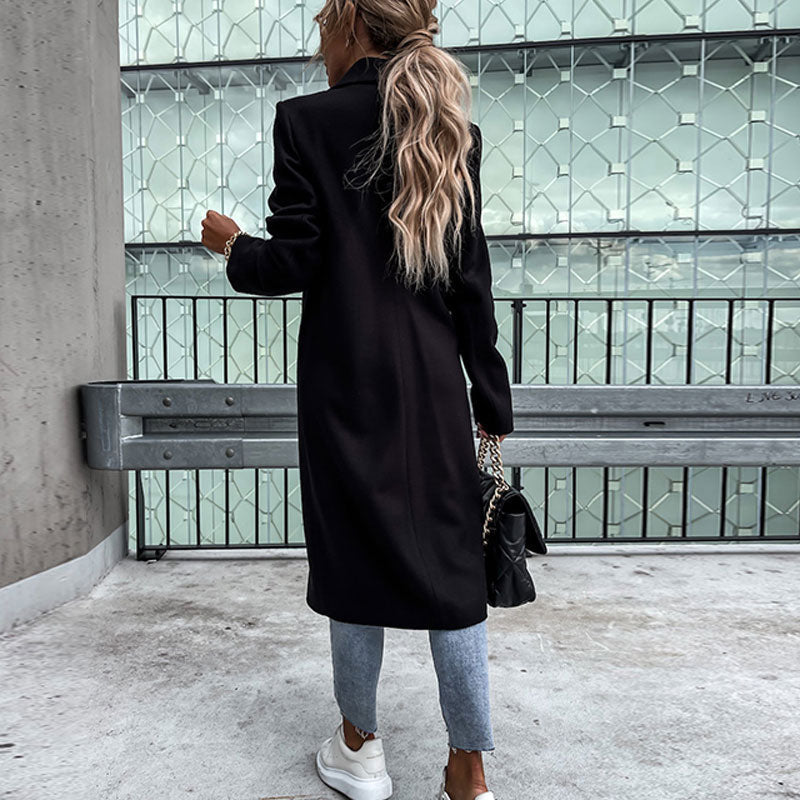 Tijdloze lange damesjas met elegante knopen, de perfecte keuze voor een modieuze en comfortabele look.