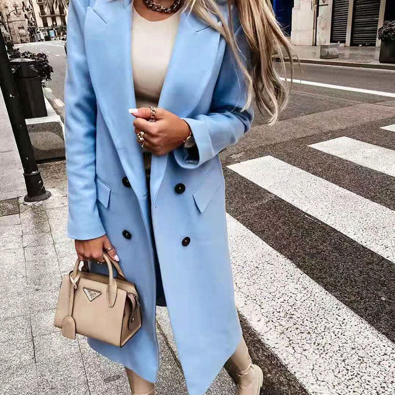 Stijlvolle lange damesjas met knoopsluiting, ideaal als elegante tussenjas voor dagelijks gebruik.