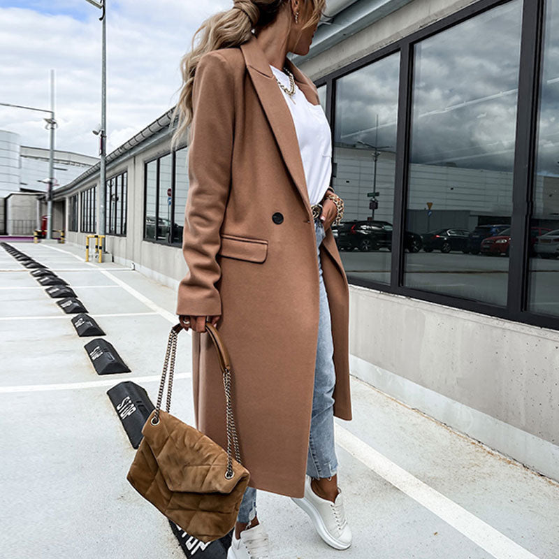 Verfijnde lange manteljas voor dames met subtiele knoopdetails, voor een onberispelijke look.