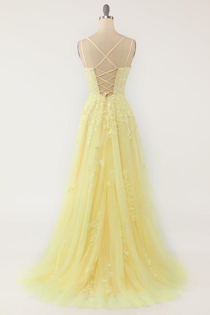 Model toont Victoria tule galajurk, een modieuze dames avondjurk met elegante applicaties.