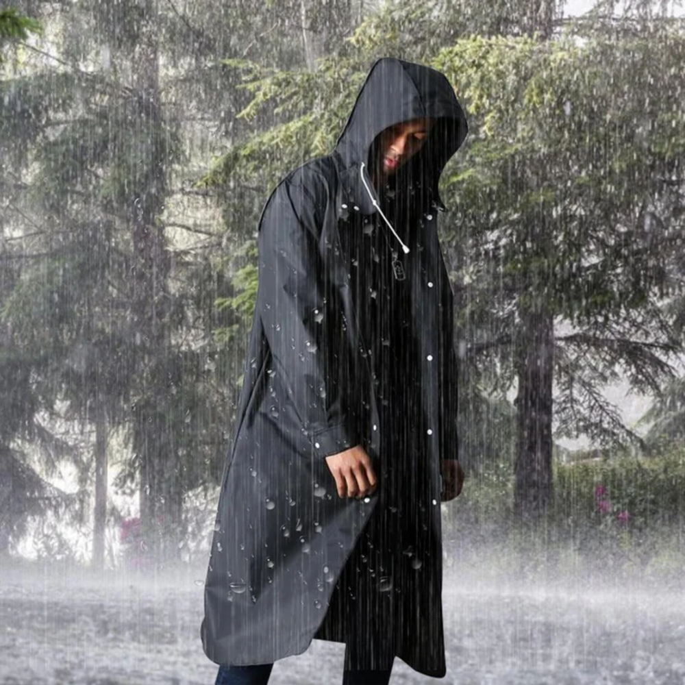 Stijlvolle zwarte Titan heren regenjas, lange pasvorm, waterdicht en met capuchon. Perfect voor buiten.