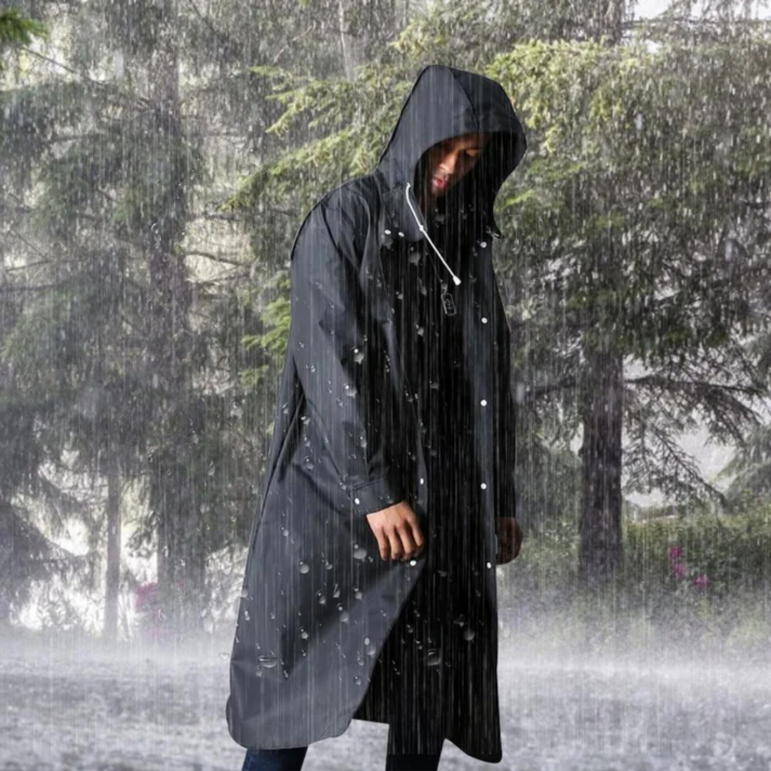 Stijlvolle zwarte Titan heren regenjas, lange pasvorm, waterdicht en met capuchon. Perfect voor buiten.
