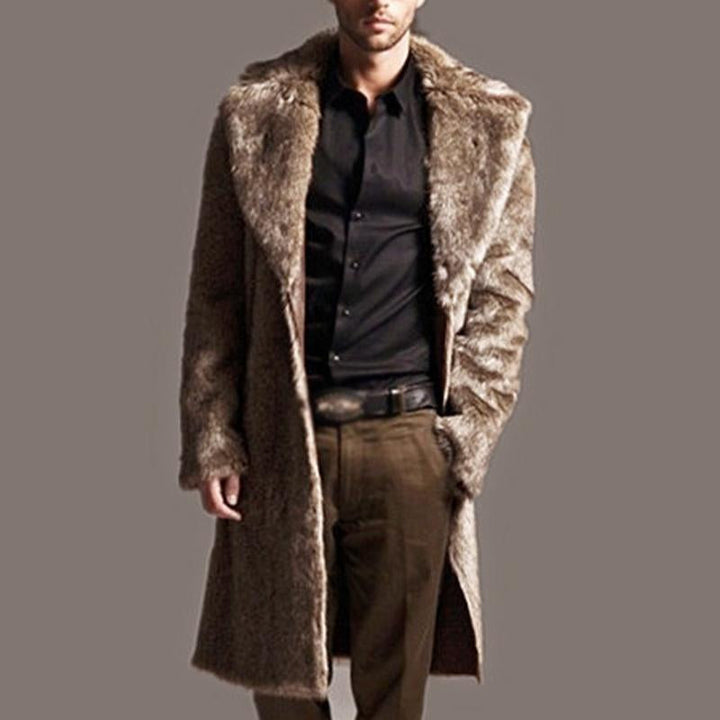 De winterjas voor heren in bontdesign gedragen door een model, toont de casual en toch chique uitstraling.
