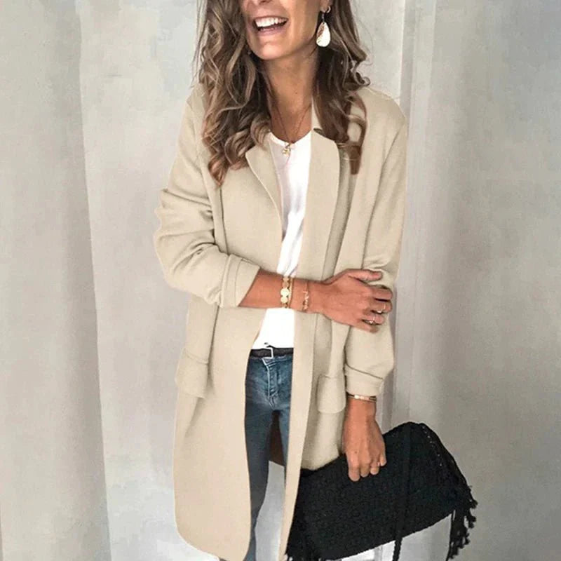 Lange, getailleerde damesblazer in zwart met een elegant, tijdloos ontwerp en hoogwaardige afwerking. Vooraanzicht.