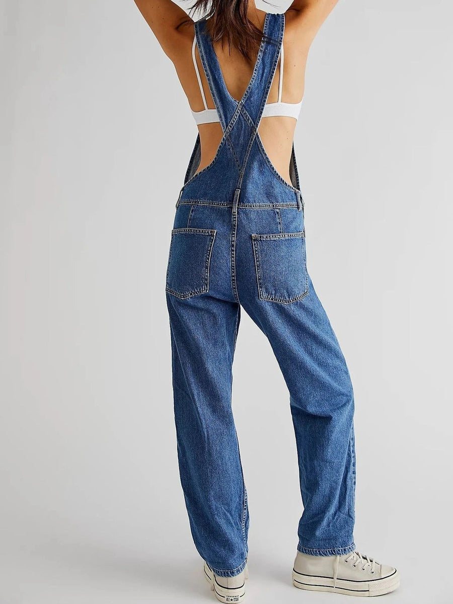 Lichte dames tuinbroek van denim, perfect voor de zomer met een diepe decolleté en ruime zakken, in harembroekstijl.