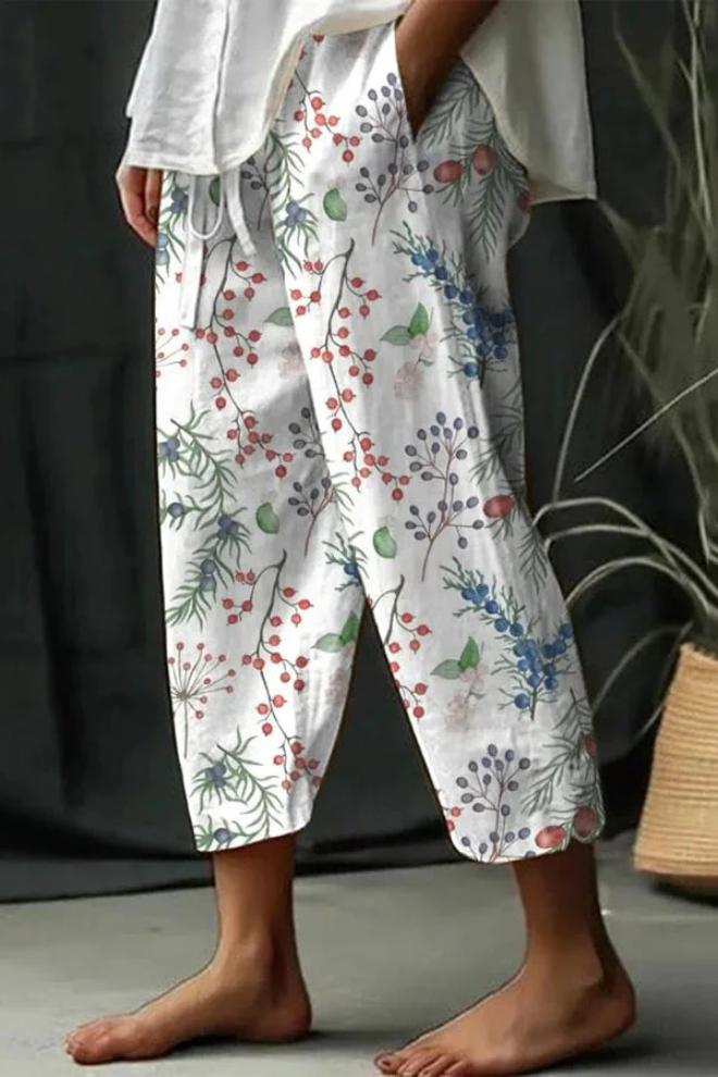 Witte damesbroek met knoop, zakken en een bedrukt patroon voor comfort en stijl.