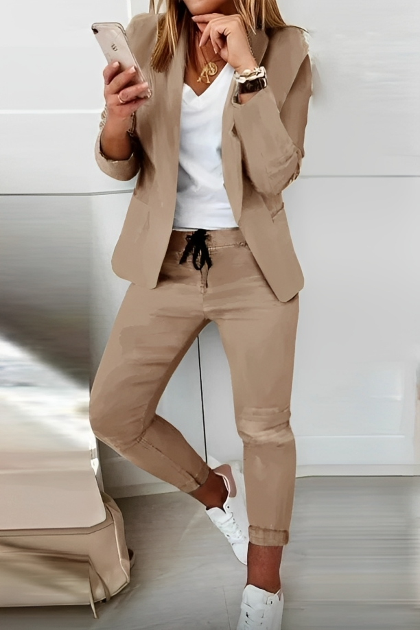 Casual dames trainingspak in blauw, vooraanzicht; elegant design, zachte en ademende textuur voor comfort.