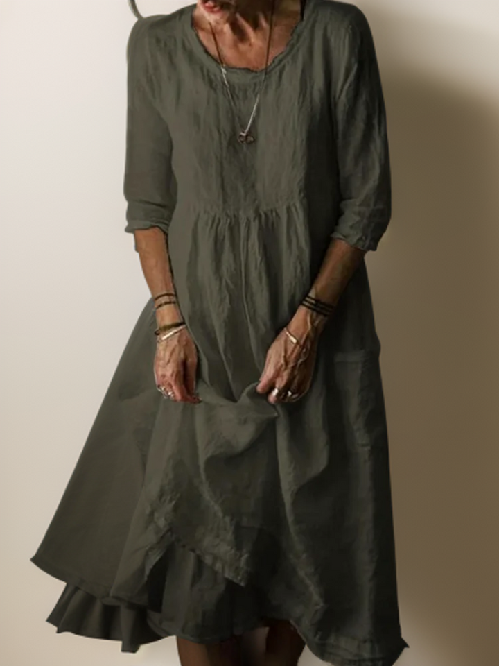 Dames zomerjurk met ronde hals, midi-lengte, tijdloos design, ideaal voor zomerse gelegenheden.