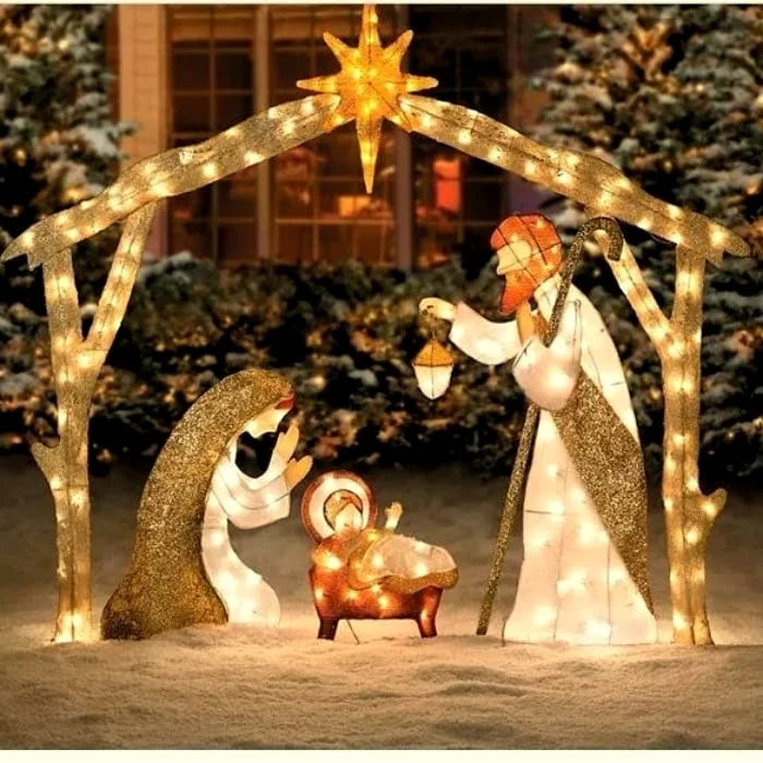 LED Heilige Familie kerst tuinornament verlicht, creëert feestelijke kerstsfeer buiten.