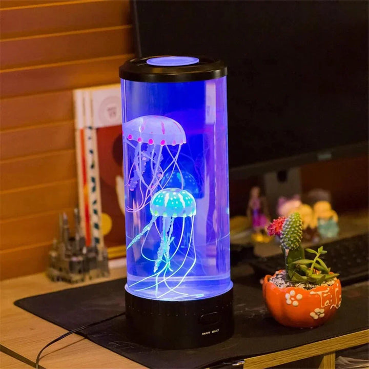 LED Kwallen Lava Lamp met kleurrijk kwalleneffect, zwevend in helder water, voor een ontspannen woonsfeer.