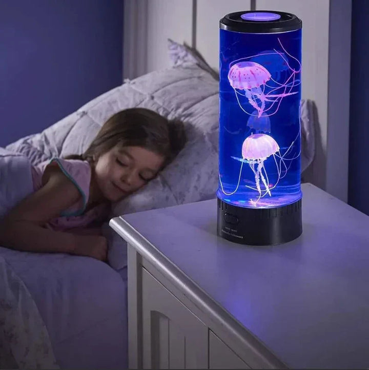 LED Kwallen Lava Lamp met kleurrijk kwalleneffect, zwevend in helder water, voor een ontspannen woonsfeer.