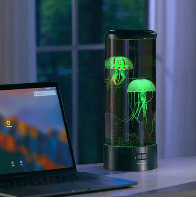 LED Kwallen Lava Lamp met kleurrijk kwalleneffect, zwevend in helder water, voor een ontspannen woonsfeer.