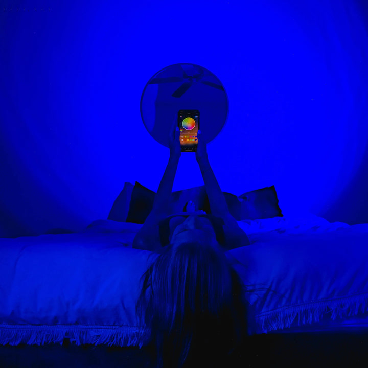 LED projectielamp met zonsondergangkleuren, compact en modern, creëert sfeervolle verlichting op tafels