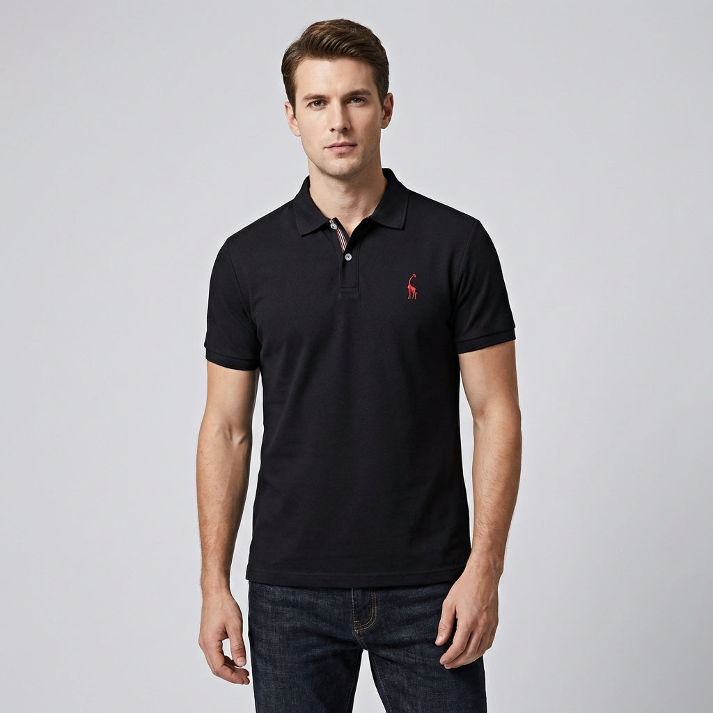 Man draagt stijlvol donkerblauw heren poloshirt, ideaal voor casual herenkleding.