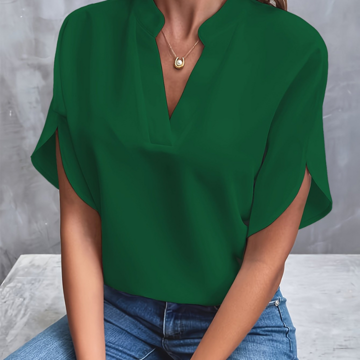 Lichte dames zomerblouse met elegant design, lichtblauw, licht en ademend, ideaal voor veelzijdige zomerlooks.