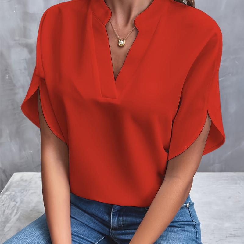 Lichte dames zomerblouse met elegant design, lichtblauw, licht en ademend, ideaal voor veelzijdige zomerlooks.
