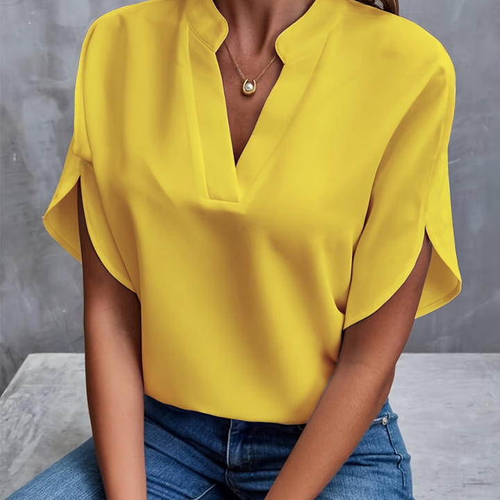 Lichte dames zomerblouse met elegant design, lichtblauw, licht en ademend, ideaal voor veelzijdige zomerlooks.