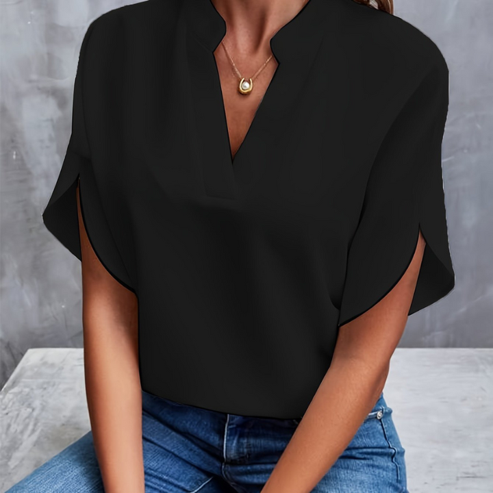 Lichte dames zomerblouse met elegant design, lichtblauw, licht en ademend, ideaal voor veelzijdige zomerlooks.