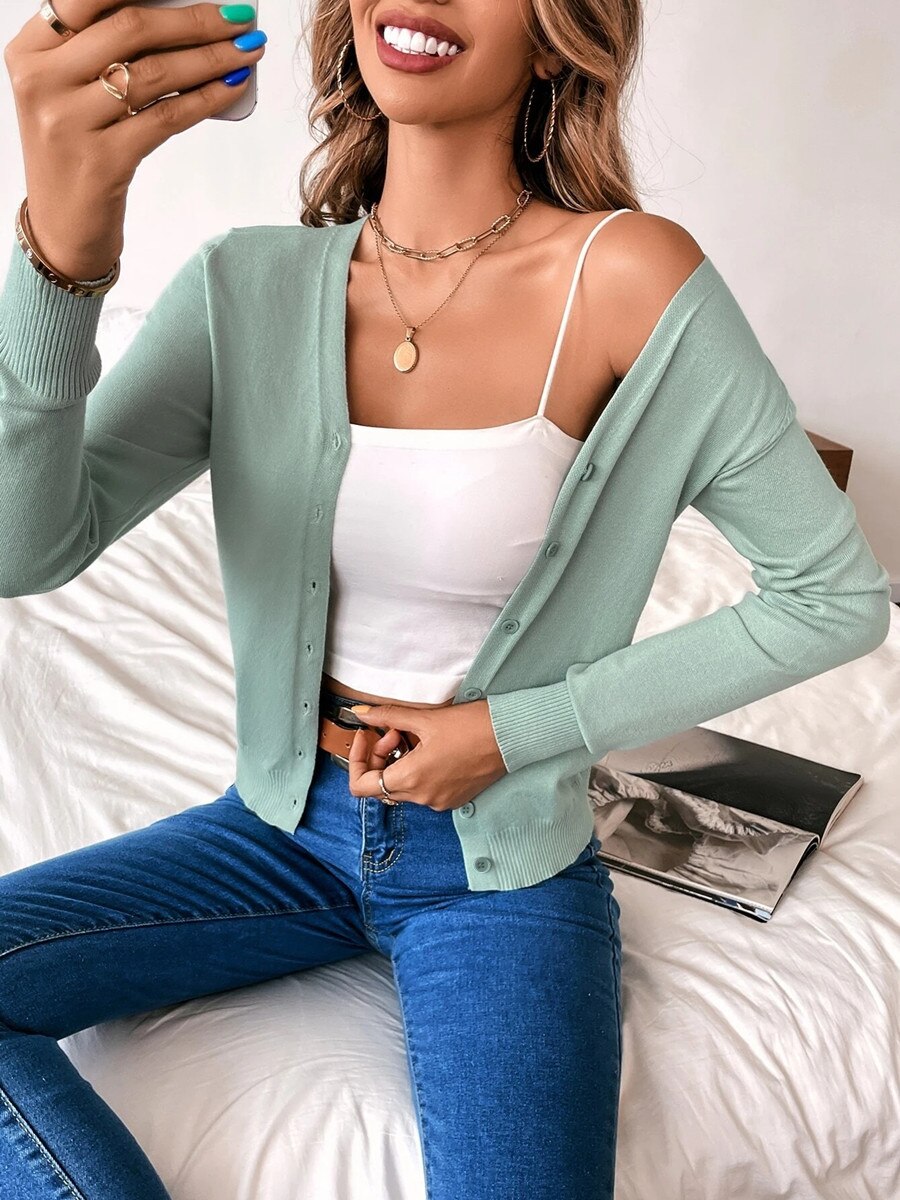 Lichte elegante dames cardigan met V-hals, ideaal voor de lente; in beige, blauw, erwtengroen en andere kleuren.