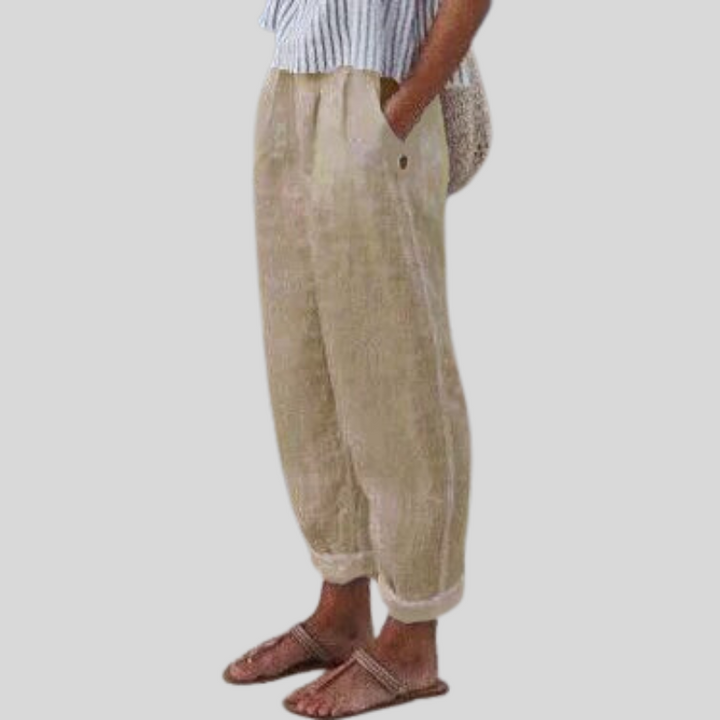 Lichte, zandkleurige herenbroek met hoge taille en praktische steekzakken in casual bohemien stijl.
