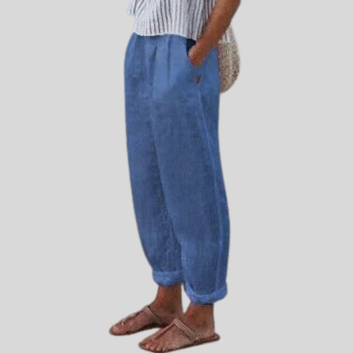 Lichte, zandkleurige herenbroek met hoge taille en praktische steekzakken in casual bohemien stijl.
