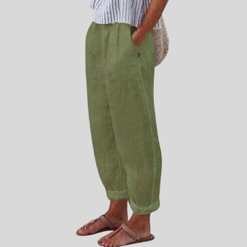 Lichte, zandkleurige herenbroek met hoge taille en praktische steekzakken in casual bohemien stijl.