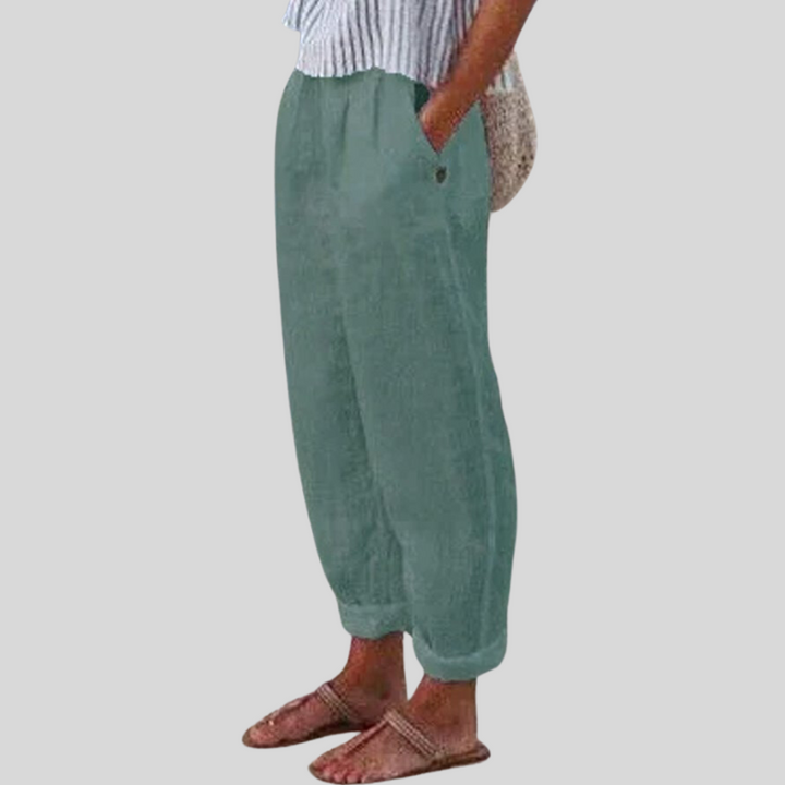 Lichte, zandkleurige herenbroek met hoge taille en praktische steekzakken in casual bohemien stijl.