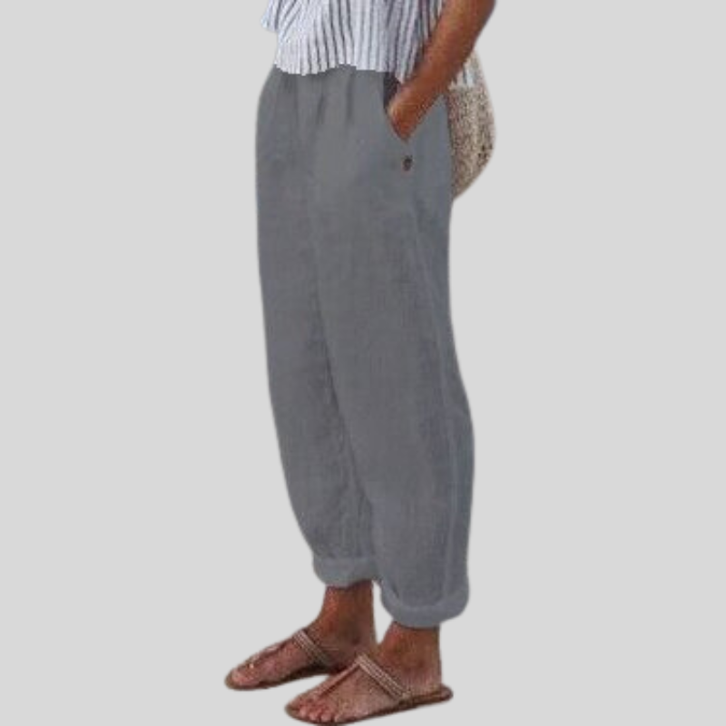 Lichte, zandkleurige herenbroek met hoge taille en praktische steekzakken in casual bohemien stijl.