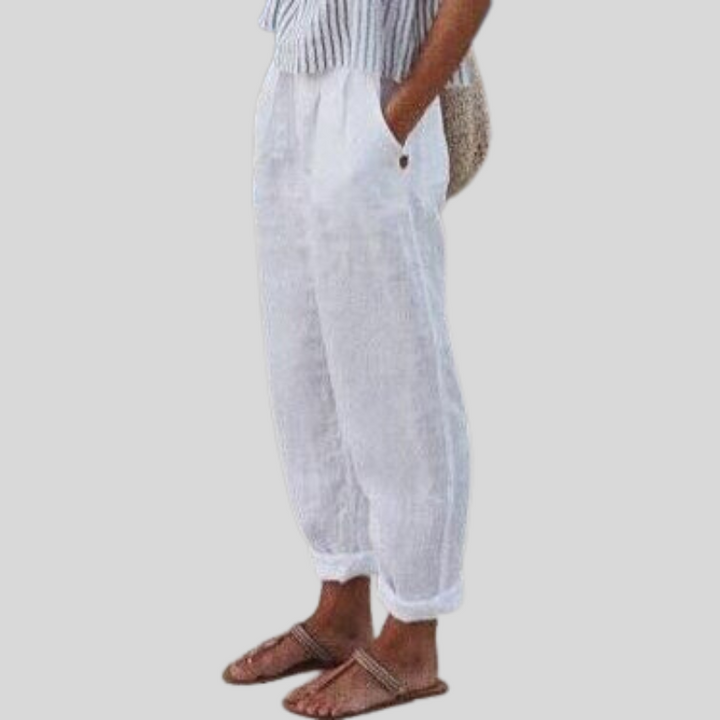 Lichte, zandkleurige herenbroek met hoge taille en praktische steekzakken in casual bohemien stijl.