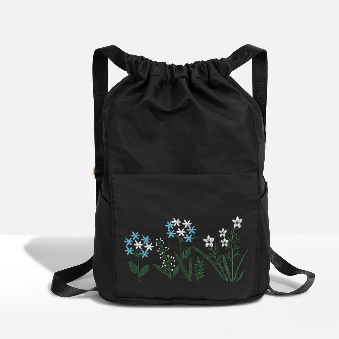Lichtgewicht, opvouwbare damesrugzak in levendige kleuren, met verstelbare banden en trekkoord voor een elegant design.