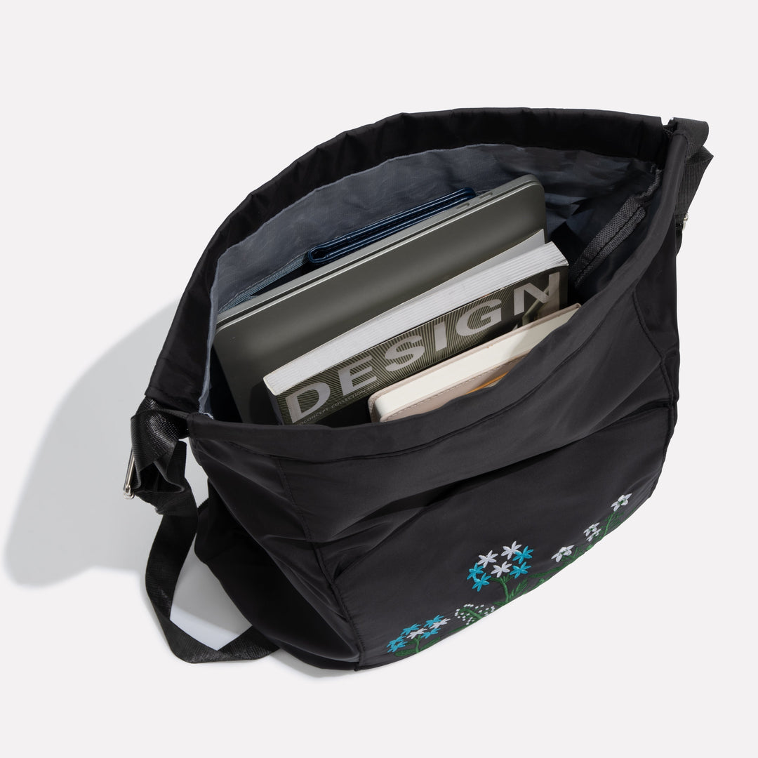 Lichtgewicht, opvouwbare damesrugzak in levendige kleuren, met verstelbare banden en trekkoord voor een elegant design.