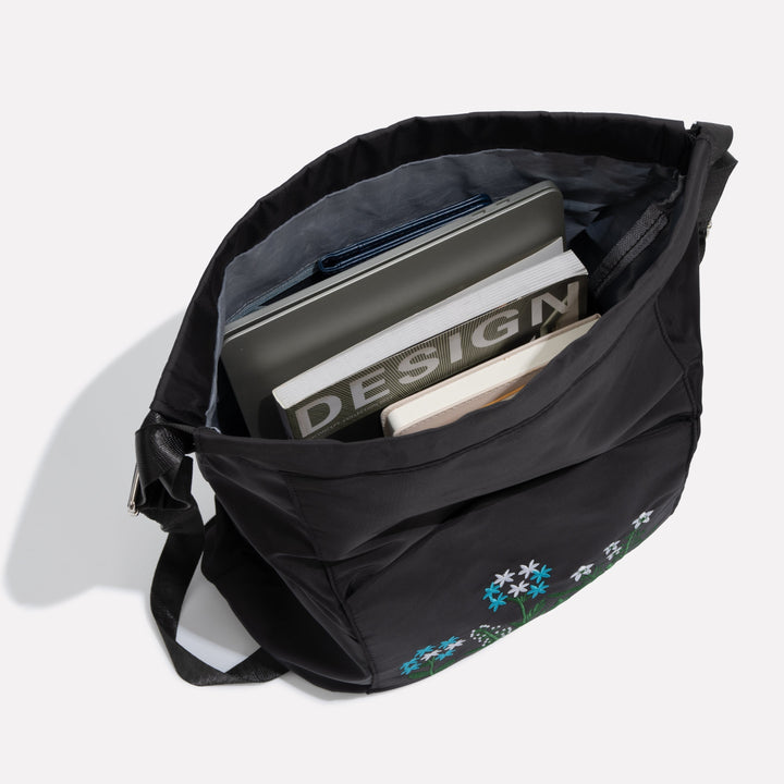 Lichtgewicht, opvouwbare damesrugzak in levendige kleuren, met verstelbare banden en trekkoord voor een elegant design.